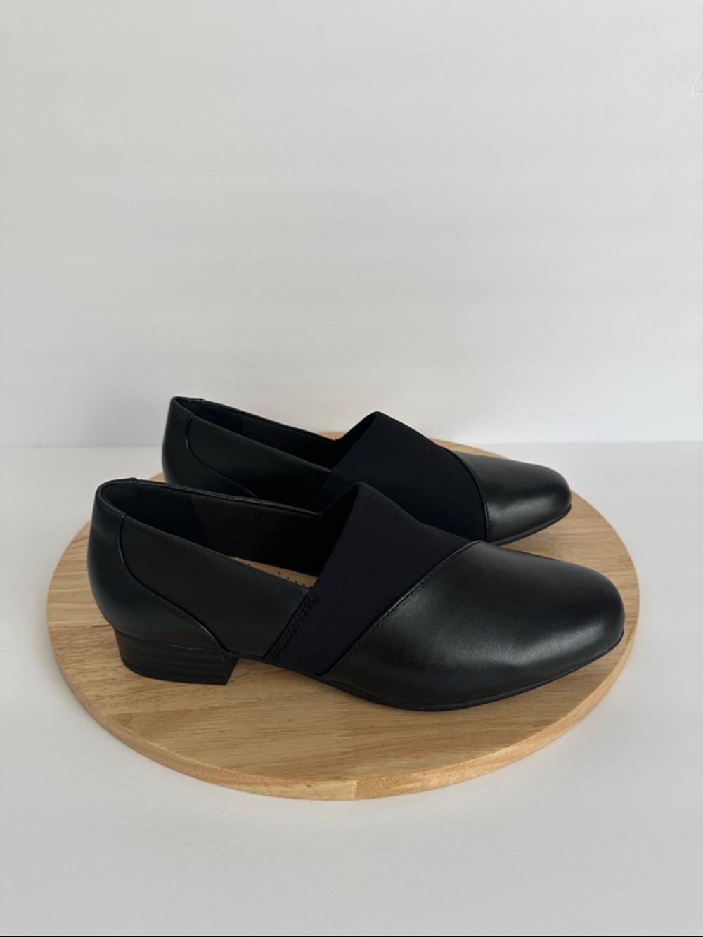 Clarks Juliet Gem Womens Round Closed Toe Loafers